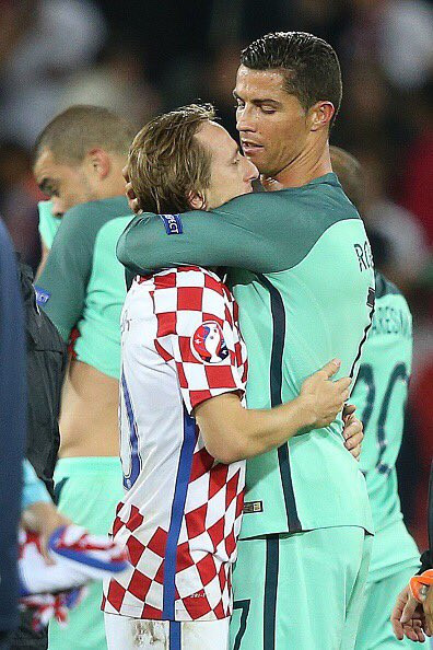 Ronaldo ngay lập tức đã đến an ủi đối thủ của anh ở trận này...
