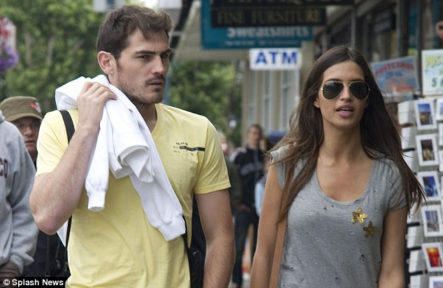 Sara Carbonero và thủ thành Tây Ban Nha Iker Casillas. (Nguồn: AP)