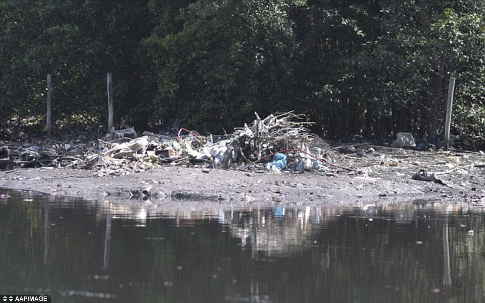 Hàng đống rác thải chất dọc theo bờ vịnh, làm dấy lên mối quan ngại cho sức khỏe của các vận động viên.