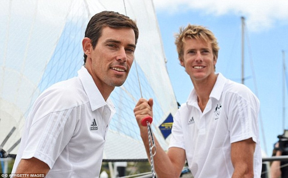 Hai vận động viên người Australia Mat Belcher (trái) và Will Ryan (phải) đang gặp phải nhiều khó khăn khi tập luyện trong làn nước đầy rác của Rio.