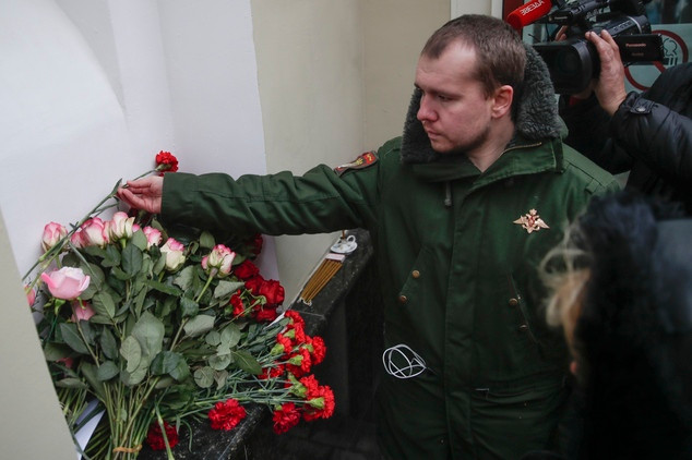 Đặt hoa tưởng nhớ các nạn nhân. (Nguồn: AP)