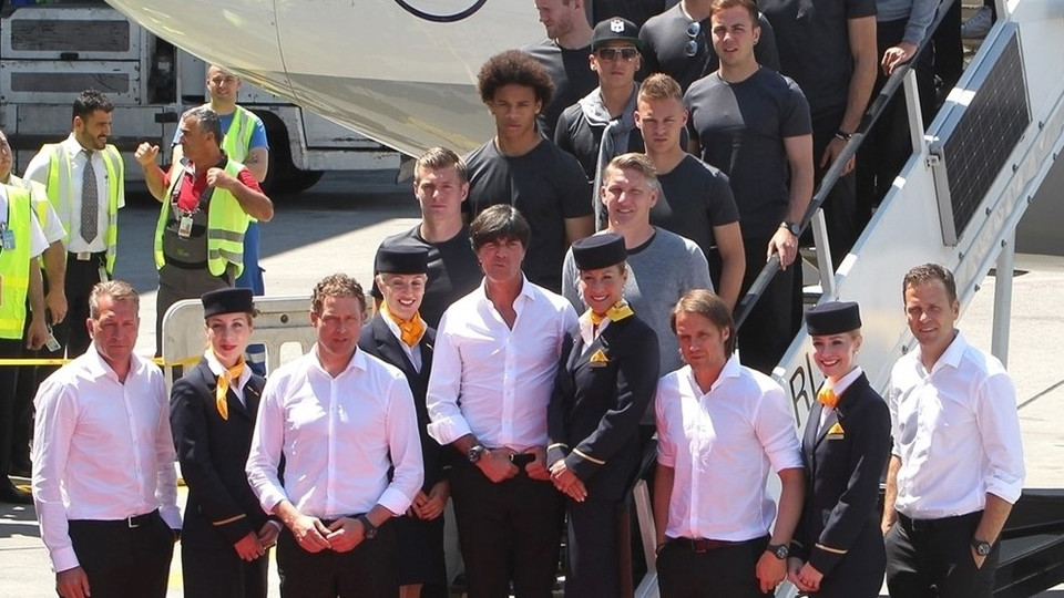 Thầy trò HLV Loew quyết tâm vô địch EURO 2016. Đương kim vô địch thế giới Đức đã chính thức đặt chân đến Pháp để chinh phục ngôi vương tại vòng chung kết EURO 2016. Tại giải đấu năm nay, đoàn quân của huấn luyện viên Joachim Loew nằm ở bảng C cùng với Ba Lan, Ukraine và Bắc Ireland - bảng đấu được xem là dễ thở với Đức. Trong lịch sử giải đấu danh giá này, đội tuyển Đức đã từng ba lần đăng quang vào các năm 1972, 1980 và 1996. Với những gì đã thể hiện, đội tuyển Đức đang rất quyết tâm để lần thứ tư giành chức vô địch tại EURO. Những hình ảnh của đội tuyển Đức khi đặt chân đến Pháp.