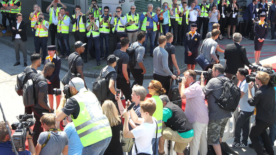 Người hâm mộ chào đón đội tuyển Đức.