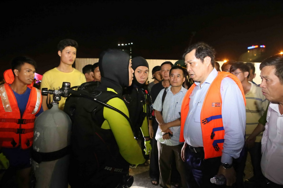 Chủ tịch thành phố Đà Nẵng Huỳnh Đức Thơ chỉ đạo công tác cứu hộ người bị nạn tại hiện trường. (Ảnh: Trần Lê Lâm/TTXVN) 