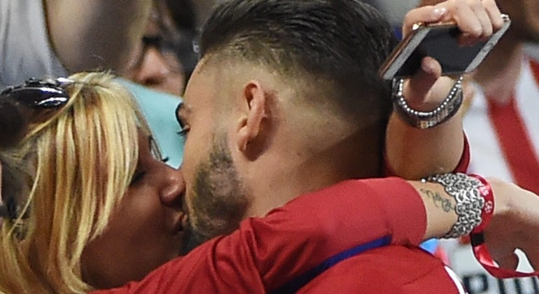 Noemie Happart và Yannick Carrasco hôn say đắm sau khi cầu thủ này ghi bàn vào lưới Real Madrid. (Nguồn: DM)