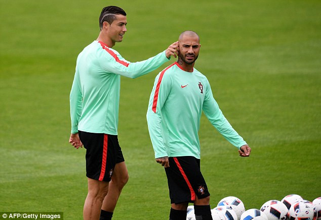 Ronaldo khoe kiểu tóc mới trước trận gặp Xứ Wales​.