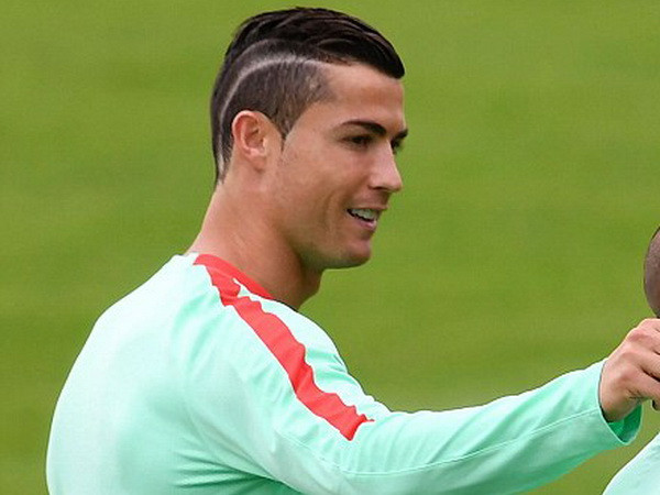 Ronaldo khoe kiểu tóc mới. Ngay trước thềm “đại chiến” Xứ Wales ở bán kết EURO 2016, Cristiano Ronaldo đã trình làng kiểu tóc mới với hy vọng sẽ tỏa sáng để giúp Bồ Đào Nha vào chung kết. Kiểu tóc mới của Ronaldo trong khá lạ lẫm với một đường vòng cung. Ở giải đấu năm nay, Ronaldo đã có hai bàn thắng. Tuy nhiên, điều đó là chưa đủ với những gì mà người hâm mộ chờ đợi vào ngôi sao này.