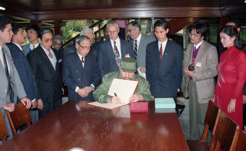 Sáng 9/12/1995, đoàn đại biểu Đảng và Nhà nước Cuba do Chủ tịch Phidel Castro Ruz dẫn đầu đến đặt vòng hoa vào Lăng viếng Chủ tịch Hồ Chí Minh thăm nơi ở và làm việc của Người. (Ảnh: Minh Điền/TTXVN)