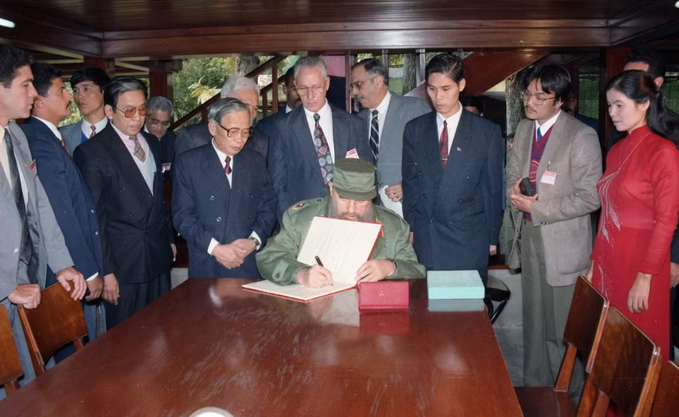 Sáng 9/12/1995, đoàn đại biểu Đảng và Nhà nước Cuba do Chủ tịch Phidel Castro Ruz dẫn đầu đến đặt vòng hoa vào Lăng viếng Chủ tịch Hồ Chí Minh thăm nơi ở và làm việc của Người. (Ảnh: Minh Điền/TTXVN)