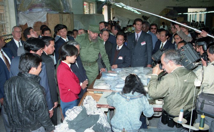 Đồng chí Fidel Castro, Bí thư thứ nhất Ban Chấp hành Trung ương Đảng Cộng sản Cuba, Chủ tịch Hội đồng Nhà nước và Hội đồng Bộ trưởng nước Cộng hòa Cuba thăm Công ty May Đức Giang (Hà Nội) trong chuyến thăm hữu nghị chính thức Việt Nam từ ngày từ 8 đến 12/12/1995. (Ảnh: Minh Điền/TTXVN)