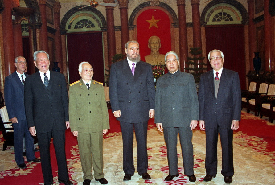 Đồng chí Fidel Castro, Bí thư thứ nhất Ban chấp hành Trung ương Đảng Cộng sản Cuba, Chủ tịch Hội đồng Nhà nước và Hội đồng Bộ trưởng nước Cộng hòa Cuba với Tổng Bí thư Đỗ Mười, Chủ tịch nước Lê Đức Anh, Thủ tướng Võ Văn Kiệt và Đại tướng Võ Nguyên Giáp tại Phủ Chủ tịch tối 8/12/1995. (Ảnh: Minh Điền/TTXVN)