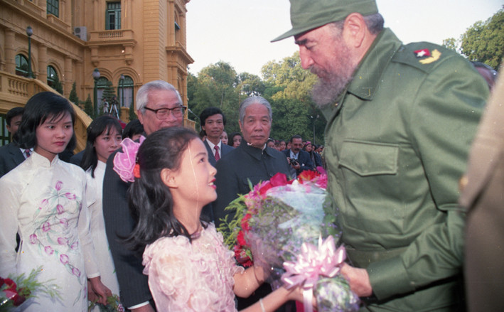 Thiếu niên Thủ đô tặng hoa đồng chí Fidel Castro, Bí thư thứ nhất Ban Chấp hành Trung ương Đảng Cộng sản Cuba, Chủ tịch Hội đồng Nhà nước và Hội đồng Bộ trưởng nước Cộng hòa Cuba trong chuyến thăm hữu nghị chính thức Việt Nam từ ngày từ 8 đến 12/12/1995. (Ảnh: Cao Phong/TTXVN)