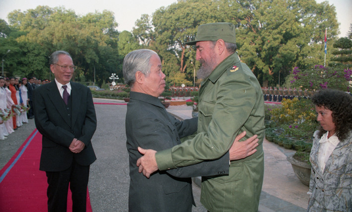  Tổng Bí thư Đỗ Mười đón đồng chí Fidel Castro, Bí thư thứ nhất Ban Chấp hành Trung ương Đảng Cộng sản Cuba, Chủ tịch Hội đồng Nhà nước và Hội đồng Bộ trưởng nước Cộng hòa Cuba trong chuyến thăm hữu nghị chính thức Việt Nam từ ngày từ 8 đến 12/12/1995. (Ảnh: Cao Phong/TTXVN)