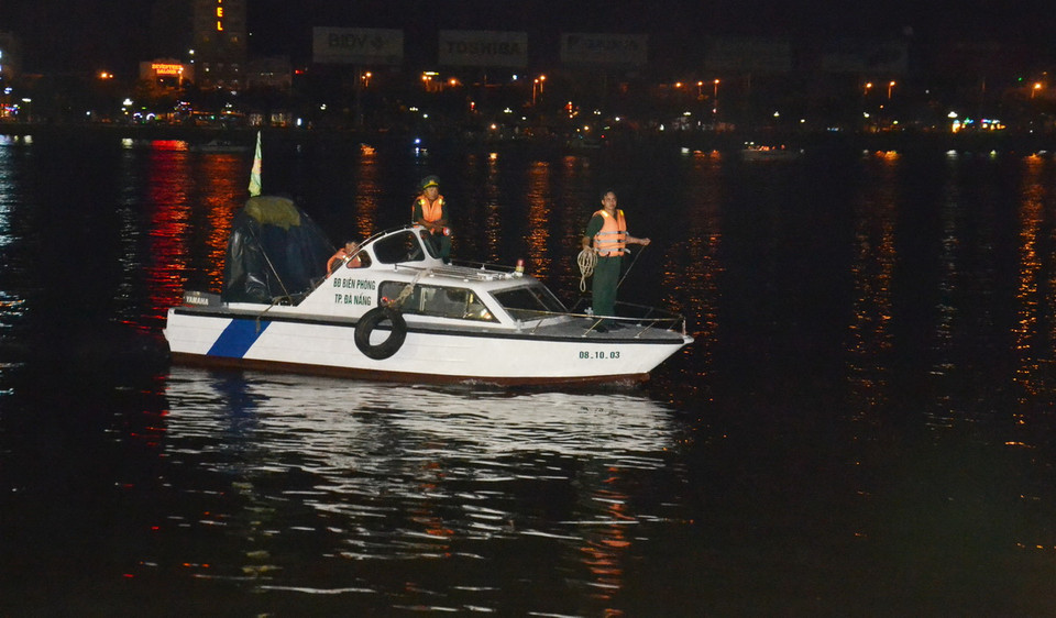  Các lực lượng cứu hộ được huy động tìm kiếm những hành khách của tàu du lịch gặp nạn trên sông Hàn. (Ảnh: Đinh Văn Nhiều/TTXVN)