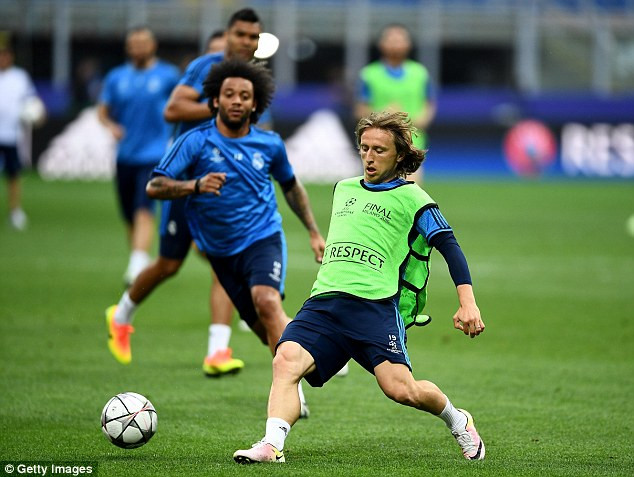 ... Luka Modric sẽ là những mắt xích quan trọng nối các tuyến của đội.
