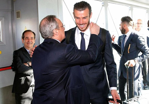 Trước khi lên đường, chủ tịch Florentino Pérez đã trực tiếp tiễn các cầu thủ.