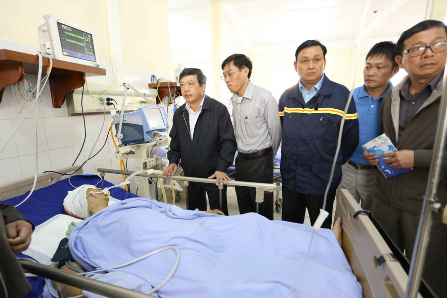 Ông Đoàn Văn Việt, Chủ tịch Ủy ban Nhân dân tỉnh Lâm Đồng (bên trái) thăm hỏi nạn nhân trong vụ tai nạn. (Ảnh: Phạm Kha/TTXVN)