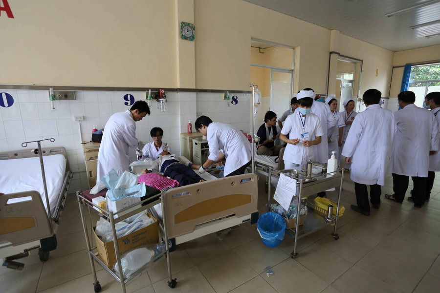 Các nạn nhân được cấp cứu, chăm sóc tại Bệnh viện đa khoa tỉnh Lâm Đồng. (Ảnh: Nguyễn Dũng/TTXVN)
