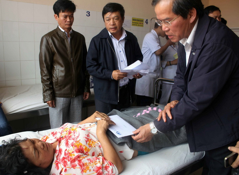 Ông Nguyễn Xuân Tiến, Bí thư Tỉnh ủy, Chủ tịch HĐND tỉnh Lâm Đồng trao tiền hỗ trợ cho bà Ngô Thị Xuân Phượng, trú phường Hiệp thành, thị xã Thủ Dầu Một (Bình Dương) nạn nhân trong vụ tai nạn. (Ảnh: Phạm Kha/TTXVN)