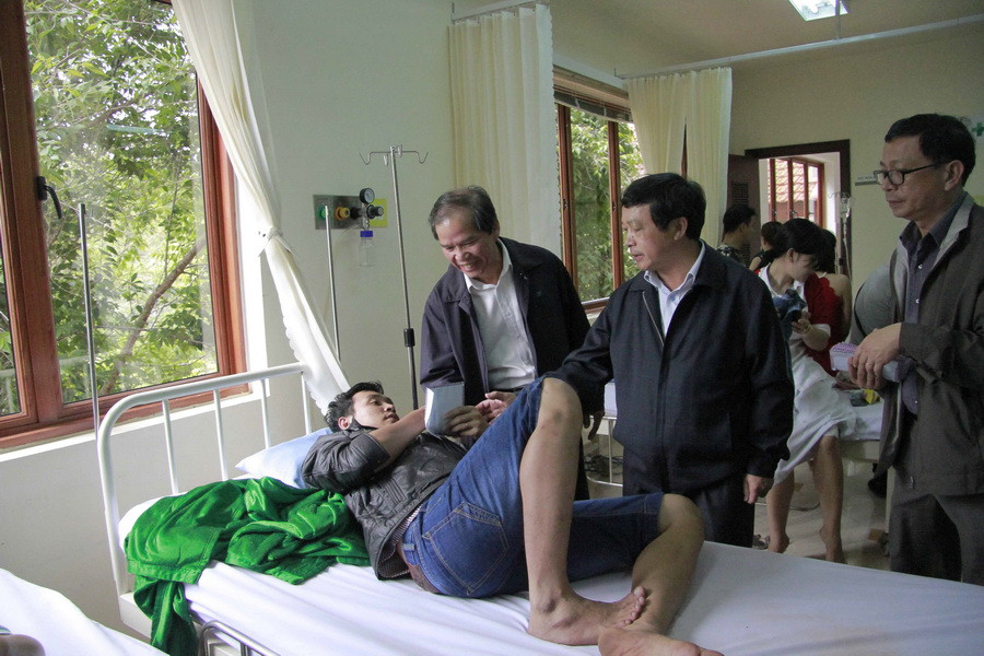 Ông Nguyễn Xuân Tiến, Bí thư Tỉnh ủy và ông Đoàn Văn Việt, Chủ tịch Ủy ban Nhân dân tỉnh Lâm Đồng thăm hỏi trao tiền hỗ trợ các nạn nhân trong vụ tai nạn. (Ảnh: Đặng Tuấn/TTXVN)
