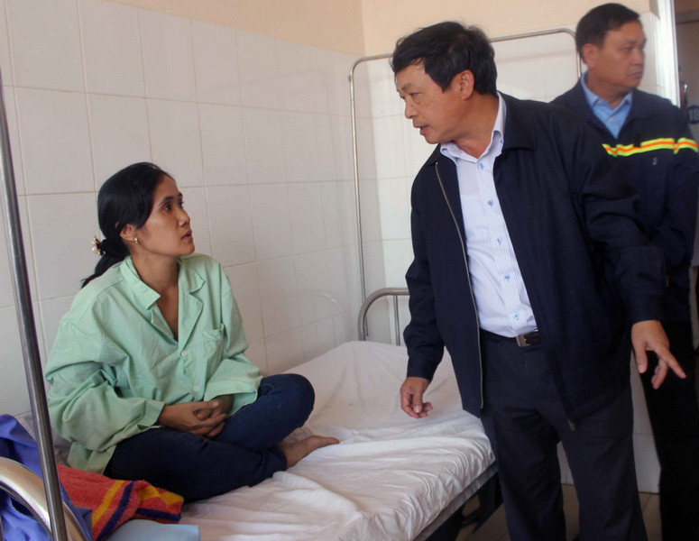 Ông Đoàn Văn Việt, Chủ tịch Ủy ban Nhân dân tỉnh Lâm Đồng thăm hỏi một nạn nhân trong vụ tai nạn. (Ảnh: Phạm Kha/TTXVN)