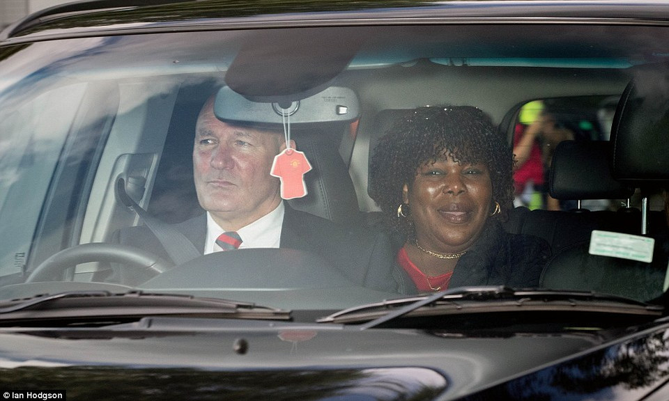 Bà Yeo Moriba, mẹ của Pogba cùng con trai đến trung tâm huấn luyện của Manchester United