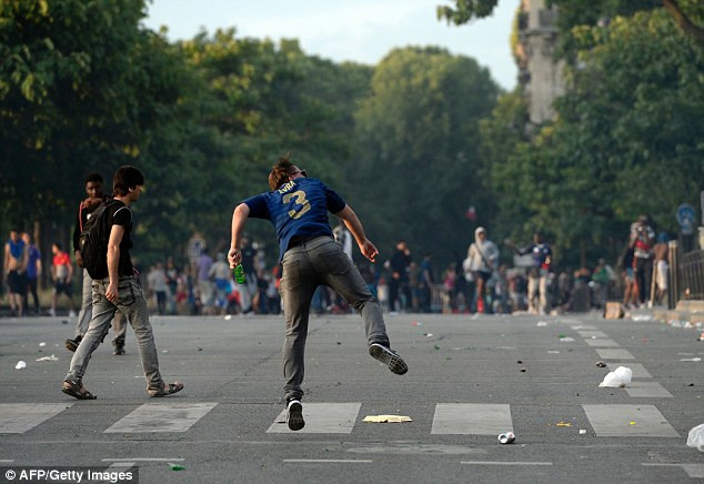 Các cổ động viên Pháp ném đồ về phía cảnh sát​.