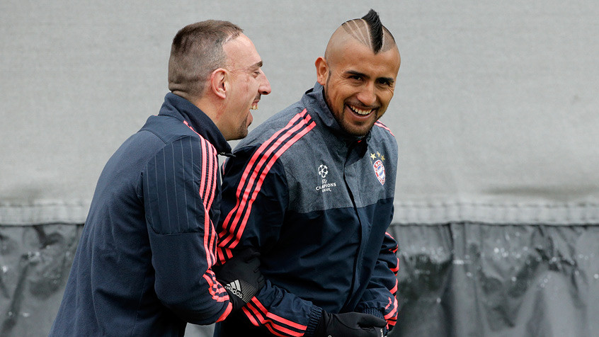 Ribery và Vidal cười rất tươi trước trận đấu lớn. (Nguồn: fcbayern.de)