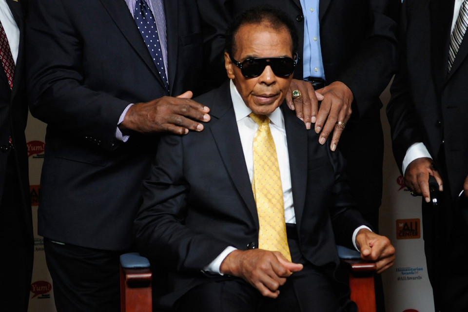 Huyền thoại Muhammad Ali qua đời ở tuổi 74.