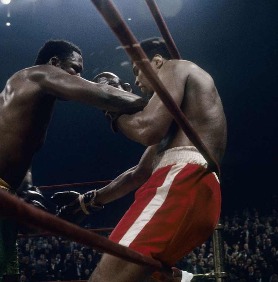 ...giành ưu thế trong cuộc đối đầu Joe Frazier vào năm 1971