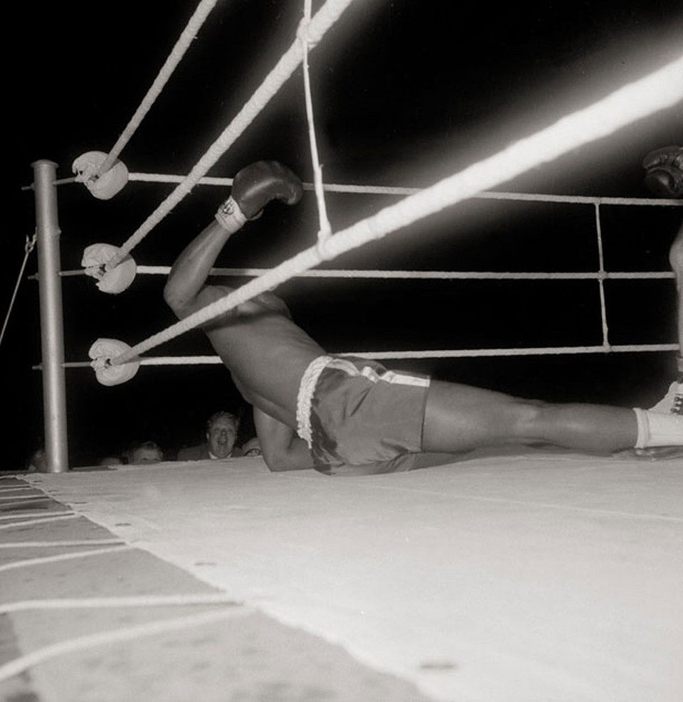 ...Muhammad Ali giành chiến thắng knock-out.