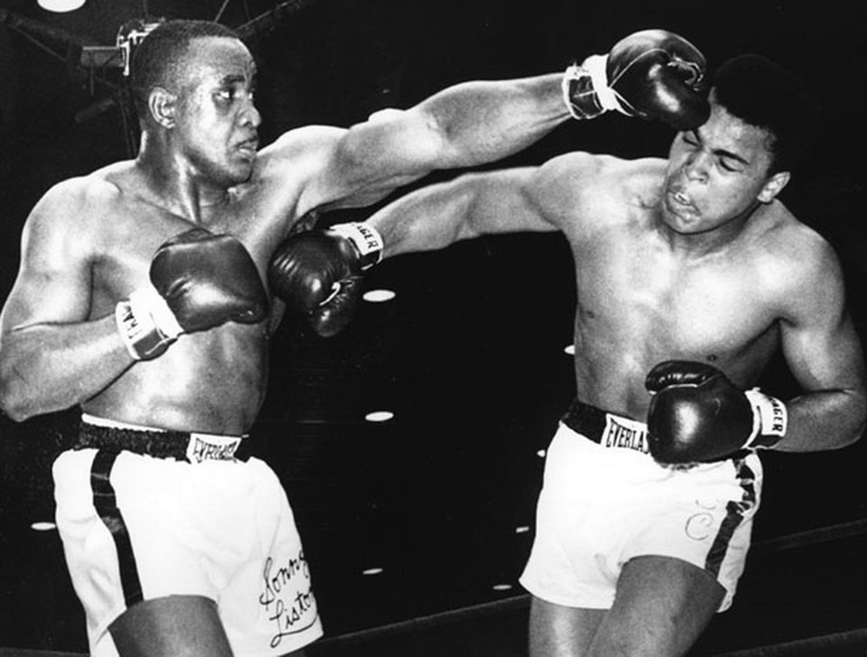 Ali đối đầu Sonny Liston.