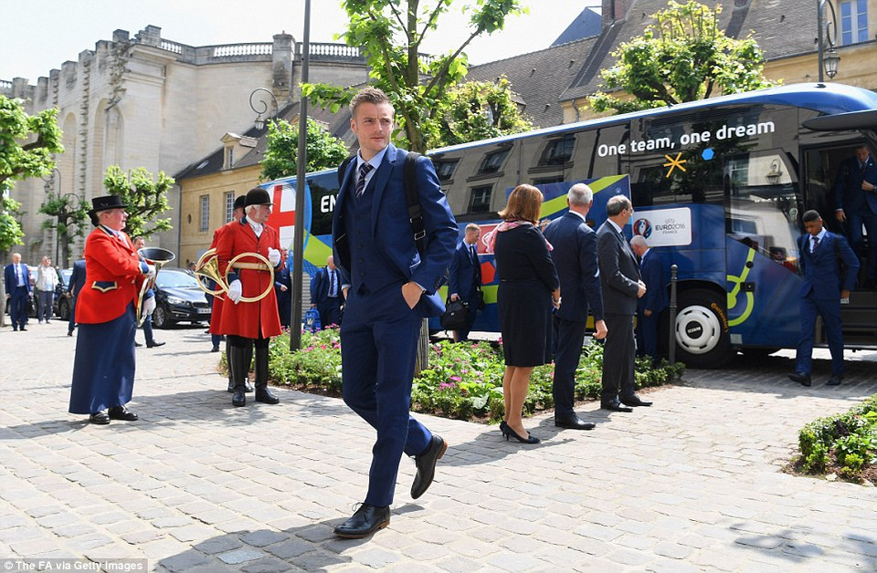 ... trong khi đó, sau mùa giải thành công với Leicester, Jamie Vardy gần như chắc suất trên hàng công tuyển Anh.