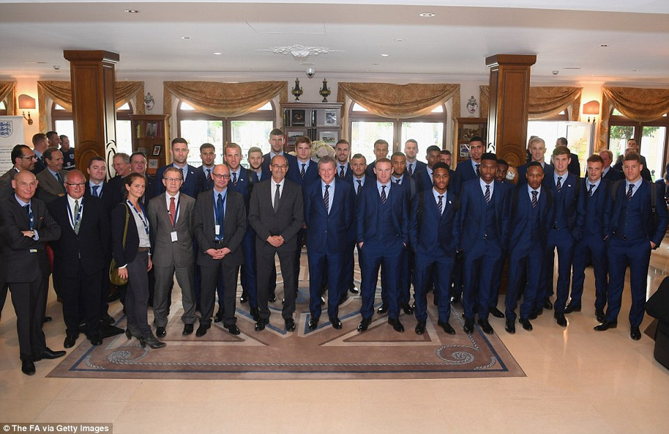 Toàn bộ thành viên đội tuyển Anh chụp ảnh tại khách sạn Auberge du Jeu Paume.