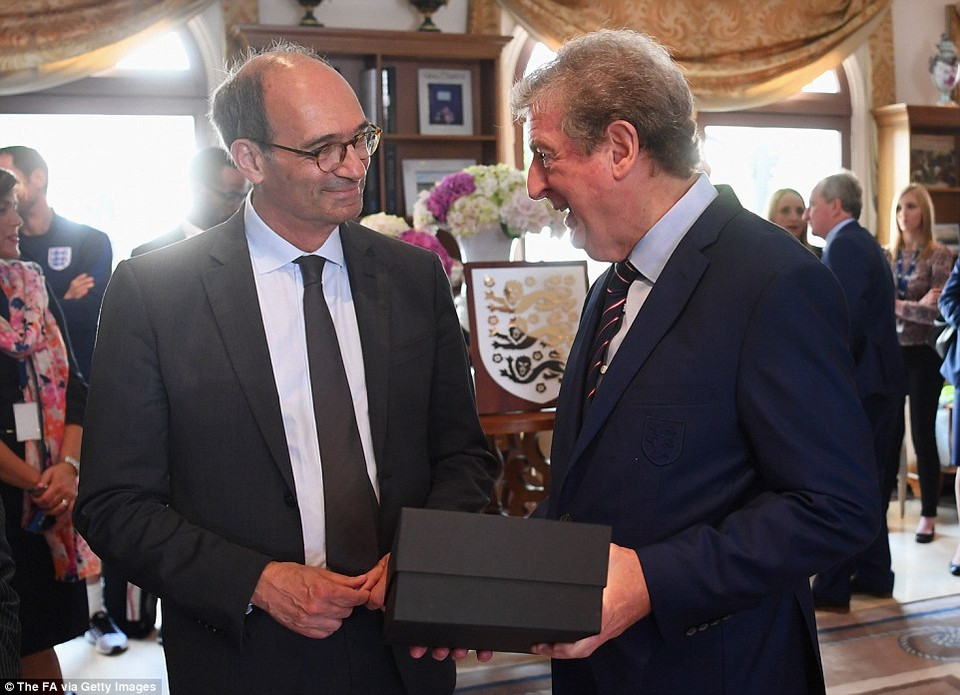 Tại khách sạn Auberge du Jeu Paume, huấn luyện viên Roy Hodgson nhận quà của thị trưởng Chantilly.