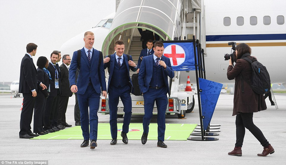 Niềm vui của các cầu thủ Anh khi đặt chân đến Pháp.