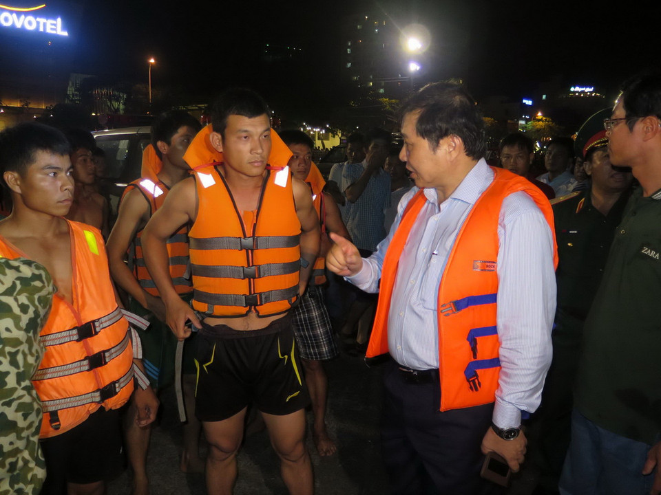 Chủ tịch Ủy ban Nhân dân thành phố Đà Nẵng Huỳnh Đức Thơ trực tiếp chỉ đạo công tác cứu hộ tại hiện trường. (Ảnh: Văn Sơn/TTXVN) 