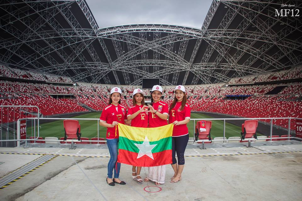 Các cô gái này mặc những chiếc áo in số 12...(Nguồn: MMF)