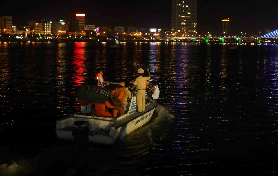 Các lực lượng cứu hộ đang khẩn trương tìm kiếm những hành khách của tàu du lịch gặp nạn trên sông Hàn. (Ảnh: Trần Lê Lâm/TTXVN) 