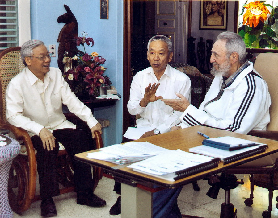 Tổng Bí thư Nguyễn Phú Trọng đến thăm đồng chí Fidel Castro - vị lãnh tụ của Cách mạng và nhân dân Cuba, năm 2012. (Ảnh: TTXVN phát)