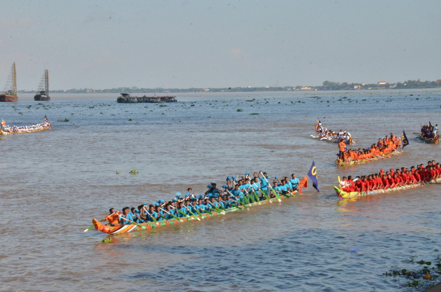 Các thuyền đua tranh tài tại lễ hội. (Ảnh: Phan Minh Hưng/TTXVN)
