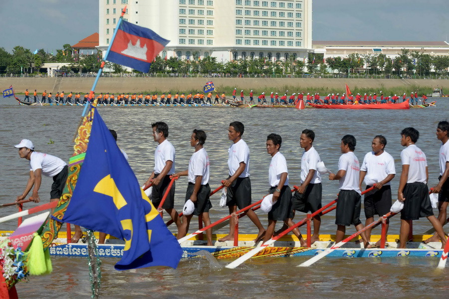 Các đội đua tranh tài tại Lễ hội đua thuyền truyền thống ở Phnom Penh ngày 13/11. (Nguồn: AFP/TTXVN)