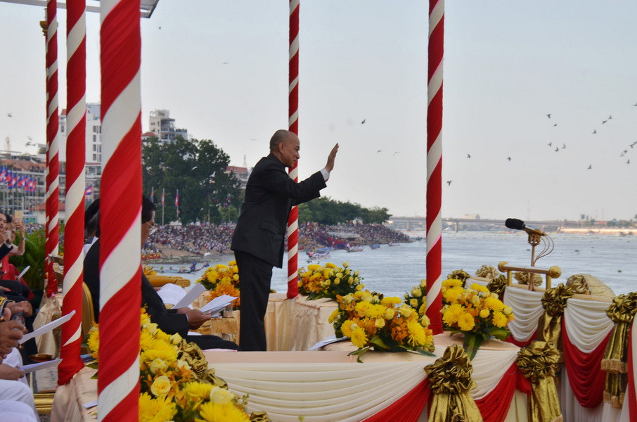 Quốc vương Campuchia N.Sihamoni đến dự và cổ vũ các thuyền đua. (Ảnh: Phan Minh Hưng/TTXVN)