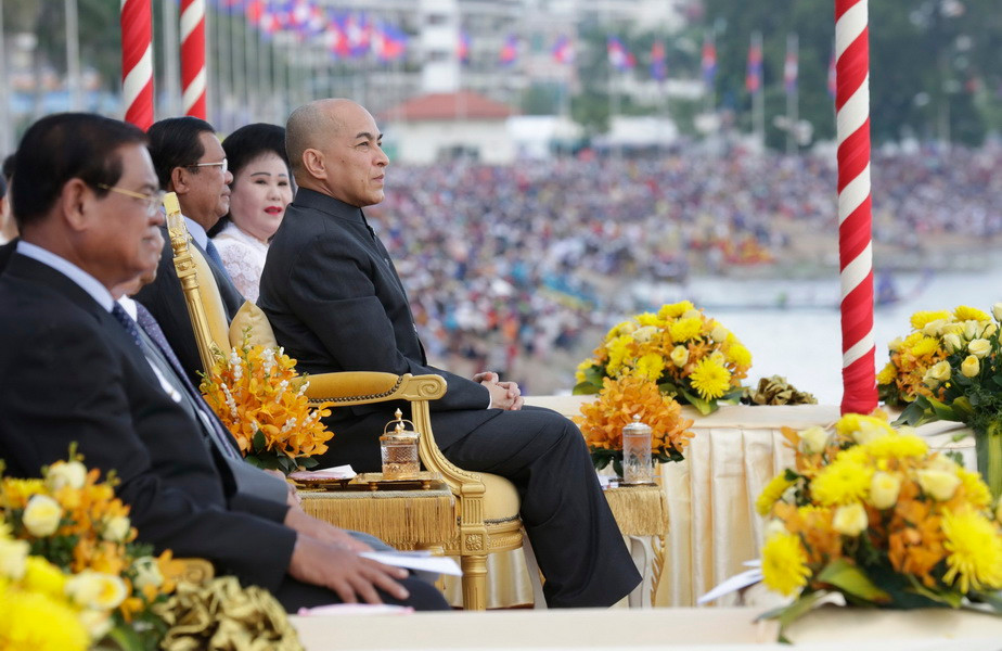 Quốc vương Campuchia Norodom Sihamoni và các nhà lãnh đạo Chính phủ Hoàng gia Campuchia dự Lễ hội đua thuyền truyền thống ở Phnom Penh ngày 13/11. (Nguồn: AFP/TTXVN)
