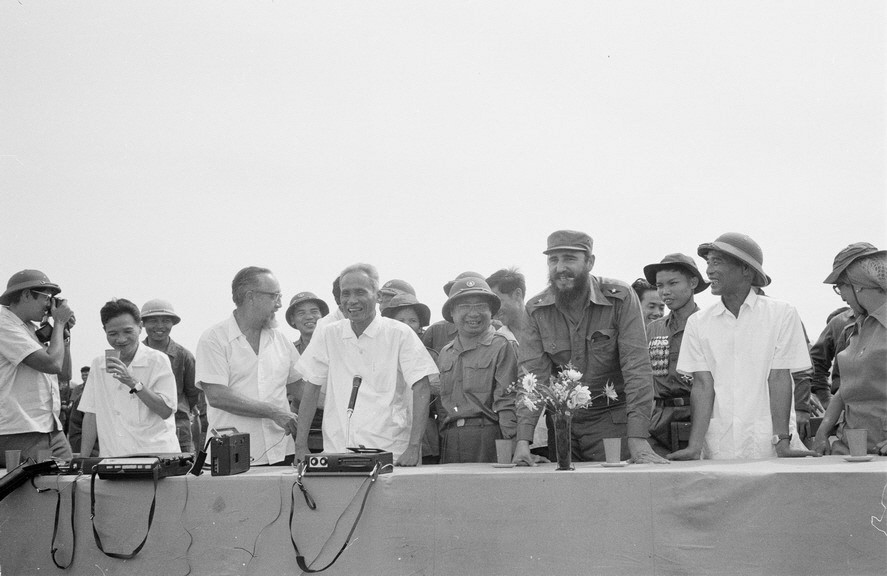 Thủ tướng Cuba Fidel Castro và Thủ tướng Phạm Văn Đồng tại cuộc mít tinh của nhân dân Quảng Trị chào mừng đoàn đại biểu Cuba. (Ảnh: TTXVN)