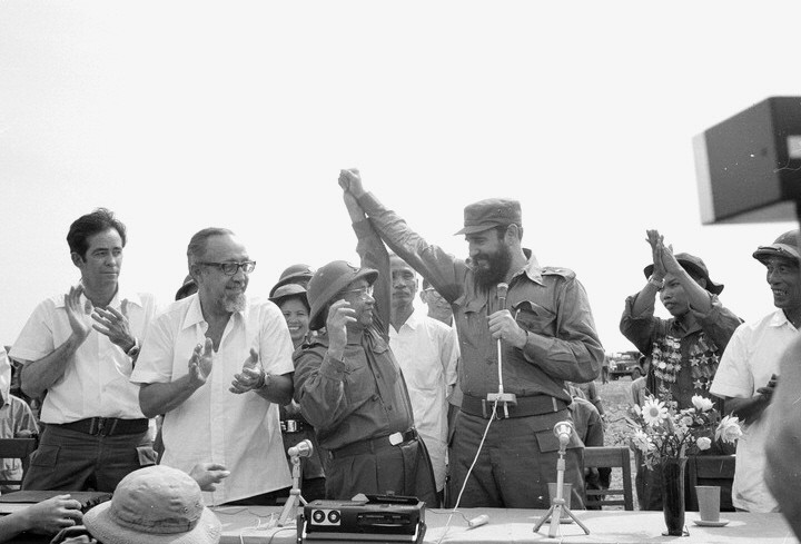 Nhà cách mạng Cuba Fidel Castro và ông Trân Nam Trung, Phó Chủ tịch đoàn Chủ tịch Ủy ban Trung ương MTDTGP miền Nam Việt Nam, Bộ trưởng Bộ Quốc phòng Chính phủ Cách mạng lâm thời Cộng hòa miền Nam Việt Nam tại cuộc mít tinh của nhân dân Quảng Trị chào mừng đoàn đại biểu Cuba do đồng chí Fidel Castro dẫn đầu tới thăm vùng giải phóng. (Ảnh: TTXVN)