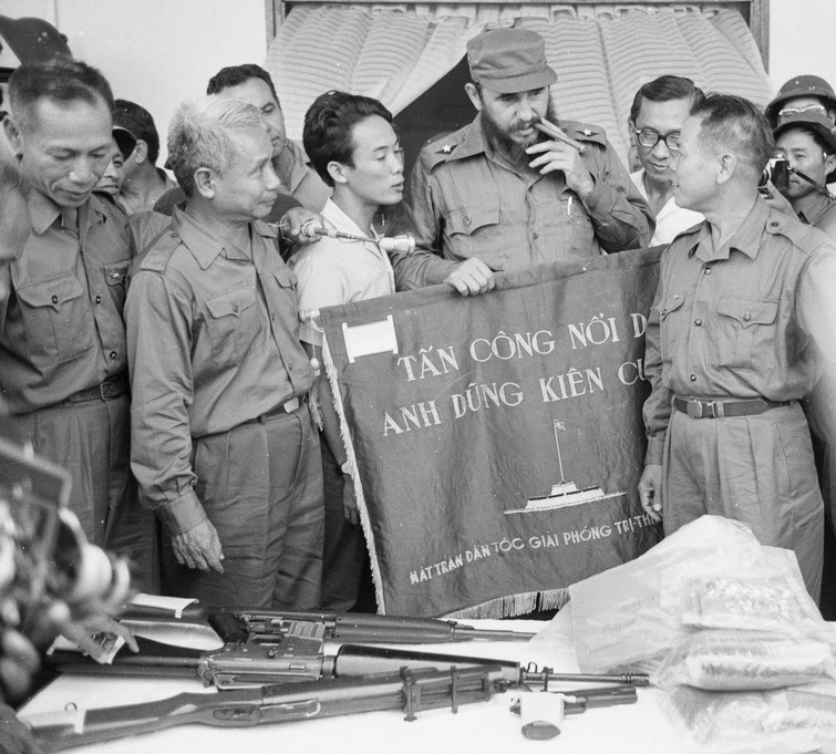 Đồng chí Fidel Castro với đại diện Ủy ban Nhân dân Cách mạng tỉnh Quảng Trị và cán bộ, chiến sĩ Quân Giải phóng Trị Thiên-Huế. (Ảnh: TTXVN)