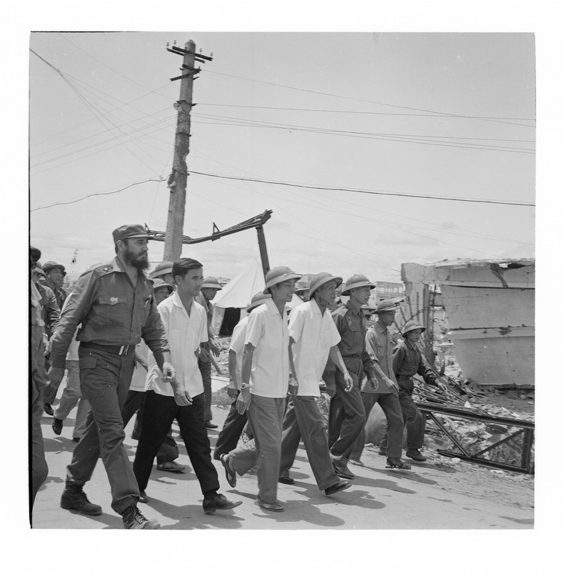 Nhà cách mạng Cuba Fidel Castro thăm thị trấn Đông Hà bị chiến tranh phá hủy, đang được xây dựng lại. (Ảnh: TTXVN)