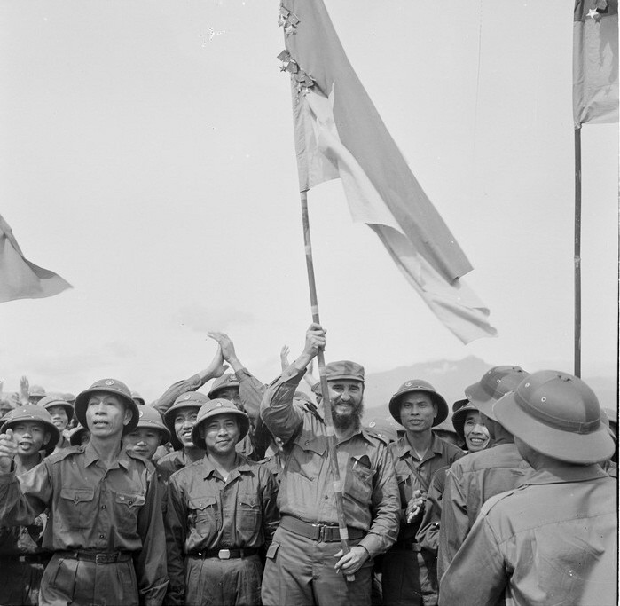 Lãnh tụ Cuba Fidel Castro phất cao Lá cờ Bách chiến, Bách thắng lấp lánh Huân chương của đoàn Khe Sanh, Quân giải phóng Trị Thiên- Huế. (Ảnh: TTXVN)