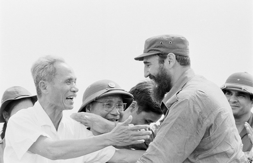 Đồng chí Fidel Castro và Thủ tướng Phạm Văn Đồng tại cuộc míttinh của nhân dân Quảng Trị chào mừng Đoàn đại biểu Đảng và Chính phủ Cuba. (Ảnh: TTXVN)
